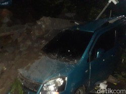 Talud Longsor di Jomblang Semarang Timpa Mobil yang Sedang Melintas