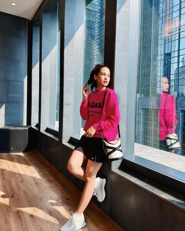Tampil Trendy dengan Sweater dan Celana Rok. Foto Instagram: maudyayunda Tampil Trendy dengan Sweater dan Celana Rok. Foto Instagram: maudyayunda