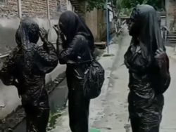 Cerita di Balik Viral 3 Gadis Hitam Pekat Usai Tercebur Got