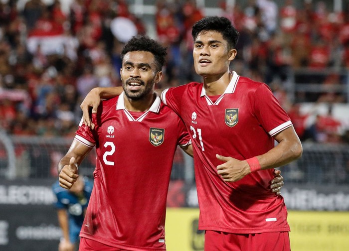 KUALA LUMPUR, MALAYSIA - 2022/12/26: Yakob Sayuri (L) and Muhammad Ramadhan Sanantha of Indonesia celebrate after scoring a goal during the AFF Mitsubishi Electric Cup 2022 match between Brunei and Indonesia at Kuala Lumpur Football Stadium. Final score; Indonesia 7:0 Brunei. (Photo by Wong Fok Loy/SOPA Images/LightRocket via Getty Images)