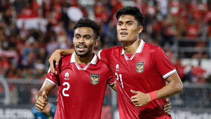 KUALA LUMPUR, MALAYSIA - 2022/12/26: Yakob Sayuri (L) and Muhammad Ramadhan Sanantha of Indonesia celebrate after scoring a goal during the AFF Mitsubishi Electric Cup 2022 match between Brunei and Indonesia at Kuala Lumpur Football Stadium. Final score; Indonesia 7:0 Brunei. (Photo by Wong Fok Loy/SOPA Images/LightRocket via Getty Images)
