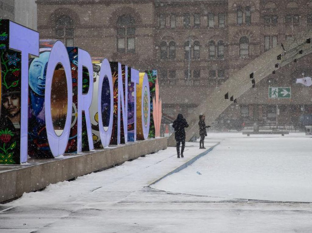 Toronto Diterjang Badai Musim Dingin, Jalanan Jadi Sepi