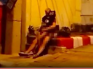 Ada Turis Wik Wik 30 Menit di Pinggir Jalan, Jadi Tontonan Warga