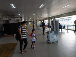 Bukan Sulap Bukan Sihir, Ada Droid di Stasiun MRT!