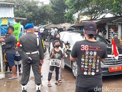 Bahagianya Warga Subang Berfoto di Depan Mobil Jokowi