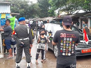 Bahagianya Warga Subang Berfoto di Depan Mobil Jokowi Bahagianya Warga Subang Berfoto di Depan Mobil Jokowi