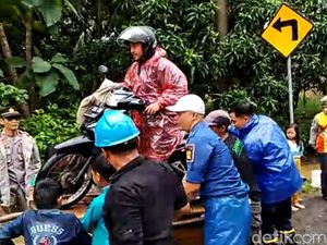 Hindari Banjir, Warga Sukabumi Angkut Motor ke Gerobak