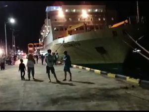 Wisatawan Tertahan Cuaca Buruk di Karimunjawa Dievakuasi ke Semarang Wisatawan Tertahan Cuaca Buruk di Karimunjawa Dievakuasi ke Semarang