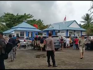 Dijemput Kapal, Wisatawan Terjebak Cuaca di Karimunjawa Datangi Pelabuhan