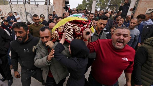 EDITORS NOTE: Graphic content / Friends and relatives of Palestinian Fulla al-Masalma, 16, mourn during her funeral in the village of Beit Awa, west of Hebron, in the occupied West Bank on November 15, 2022. - Israeli forces shot dead the Palestinian teenager in the occupied West Bank the previous day, the Palestinian health ministry said, while the army confirmed raids and a shooting incident in the area. The Israeli Defence Forces reported that its soldiers had fired at a car that was speeding toward them and that 