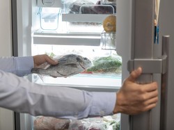 Cara Menyimpan Ikan di Kulkas Agar Awet dan Tahan Lama!