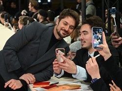 Lucas Bravo Sesak Napas Jelang Syuting Episode Terakhir Emily In Paris Season 3