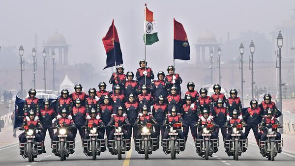 Aksi Akrobatik Para Wanita India di Atas Motor
