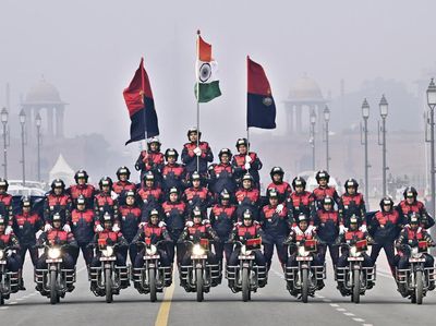 Aksi Akrobatik Para Wanita India di Atas Motor