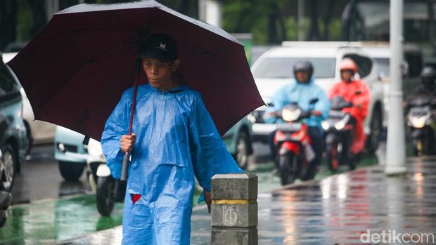 Hujan mengguyur kawasan Jakarta sejak siang. Hujan terpantau masih mengguyur sampai sore ini.Sejumlah kendaraan melintas di Jalan Sudirman, Jakarta, Rabu (28/12/2022) saat hujan pukul 15.00 WIB.