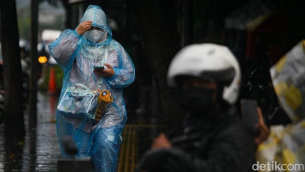 Hujan mengguyur kawasan Jakarta sejak siang. Hujan terpantau masih mengguyur sampai sore ini.Sejumlah kendaraan melintas di Jalan Sudirman, Jakarta, Rabu (28/12/2022) saat hujan pukul 15.00 WIB.