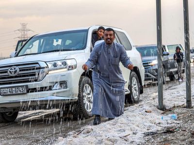 Badai Musim Dingin Melanda Kuwait, Warga Malah Kegirangan Main Salju