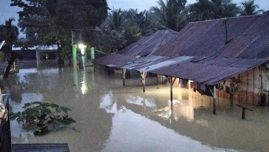 Penampakan Banjir di Labuhanbatu yang Sebabkan 1 Orang Tewas