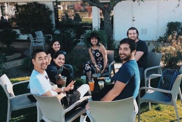 Bersosialisasi dapat membuat seseorang bertukar pikiran dengan orang lain