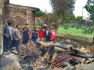 BPBD DKI Salurkan Bantuan Logistik ke Korban Kebakaran Pela Mampang