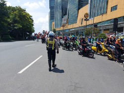 Bundaran Waru Arah Surabaya Macet Parah