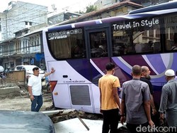 Bus Rombongan Turis Malaysia Terperosok ke Bekas Galian di Medan