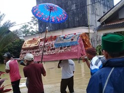 Cerita Warga Pandeglang Terjang Banjir Bawa Jenazah ke TPU Desa Tetangga