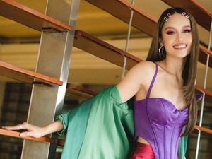 7 Gaya Nyentrik Cinta Laura yang Ungkap Alasan Belum Mau Menikah di Usia 29 7 Gaya Nyentrik Cinta Laura yang Ungkap Alasan Belum Mau Menikah di Usia 29