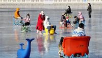 Saat Danau Beku di China Jadi Tempat Wisata Dadakan