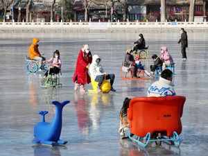 Saat Danau Beku di China Jadi Tempat Wisata Dadakan Saat Danau Beku di China Jadi Tempat Wisata Dadakan