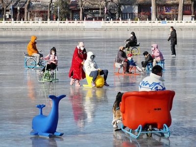 Saat Danau Beku di China Jadi Tempat Wisata Dadakan
