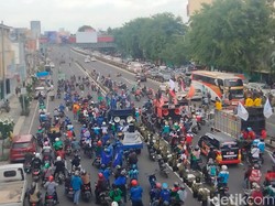 Aksi Buruh Tuntut UMK Naik Bikin Arus Lalin di Tengah Kota Surabaya Macet