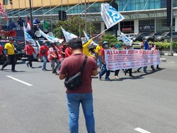 Ratusan Buruh Masuk Kota Surabaya Macetkan Bundaran Waru