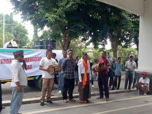 Aksi Warga Manggarai Barat Tabuh Gendang-Gong Tolak Pelantikan Kades Aksi Warga Manggarai Barat Tabuh Gendang-Gong Tolak Pelantikan Kades