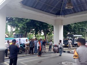 Puluhan Warga Geruduk DPRD Manggarai Barat Tolak Pelantikan 4 Kades