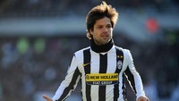 Tengah: Diego (37 tahun). Diego Ribas da Cunha, atau Diego saja, pernah bersinar di klub top macam Porto, Juventus, dan Atletico Madrid. Sosok yang pernah 34 kali membela timnas Brasil itu pensiun November 2022. Foto: Getty Images/Valerio Pennicino