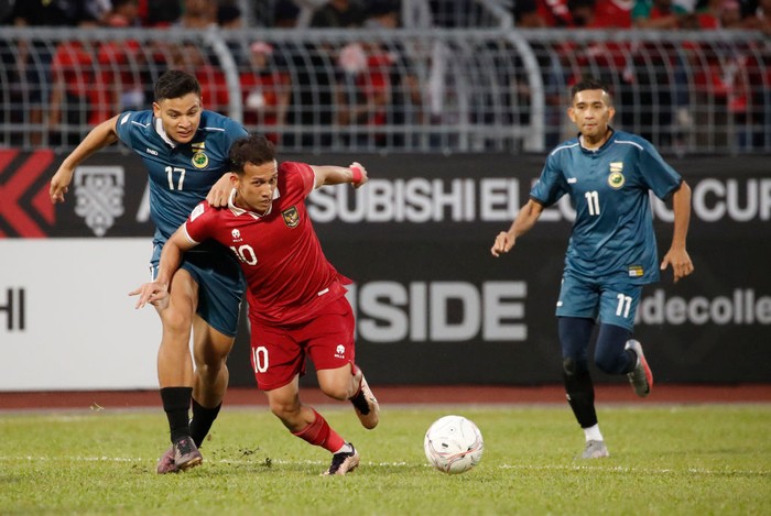 KUALA LUMPUR, MALAYSIA - 2022/12/26: Egy Maulana Vikri of Indonesia (C) and Wafi Aminuddin (L), Najib Tarif (R) of Brunei in action during the AFF Mitsubishi Electric Cup 2022 match between Brunei and Indonesia at Kuala Lumpur Football Stadium. Final score; Indonesia 7:0 Brunei. (Photo by Wong Fok Loy/SOPA Images/LightRocket via Getty Images)