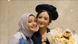 8 Foto Anak Ria Enes yang Jarang Tersorot Kamera, Beranjak Dewasa Diwisuda