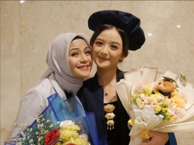 8 Foto Anak Ria Enes yang Jarang Tersorot Kamera, Beranjak Dewasa Diwisuda