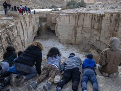 Banjir Bandang di Gurun Negev Israel Jadi Tontonan Warga
