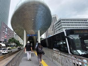 Hindari Macet, Karyawan di Sudirman Ini Pilih Naik TransJ Saat KTT ASEAN