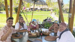 Keseruan Indra Bekti saat Kulineran bareng Keluarga di Bali