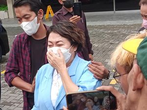 Air Mata Indy Barends dan Doa untuk Kesembuhan Indra Bekti Air Mata Indy Barends dan Doa untuk Kesembuhan Indra Bekti