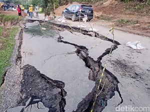 Lurah di Enrekang Kesal Jalan Trans Sulawesi Rusak Parah Diabaikan Pusat