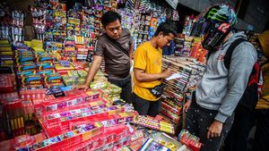 Jelang Tahun Baru, Pedagang Kembang Api Mulai Menjamur
