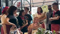 10 Potret Kartika Putri Makan di Karens Diner dan Dijuteki Pelayan