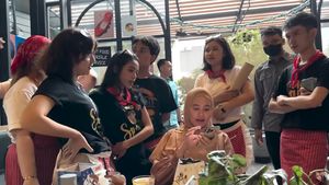 10 Potret Kartika Putri Makan di Karens Diner dan Dijuteki Pelayan