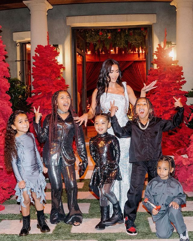 Keluarga Kim Kardashian Rayakan Natal Keluarga Kim Kardashian Rayakan Natal