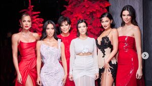 8 Foto Keluarga Kim Kardashian Rayakan Natal, Mewah & Glamor Bernuansa Merah