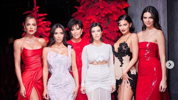 8 Foto Keluarga Kim Kardashian Rayakan Natal, Mewah & Glamor Bernuansa Merah